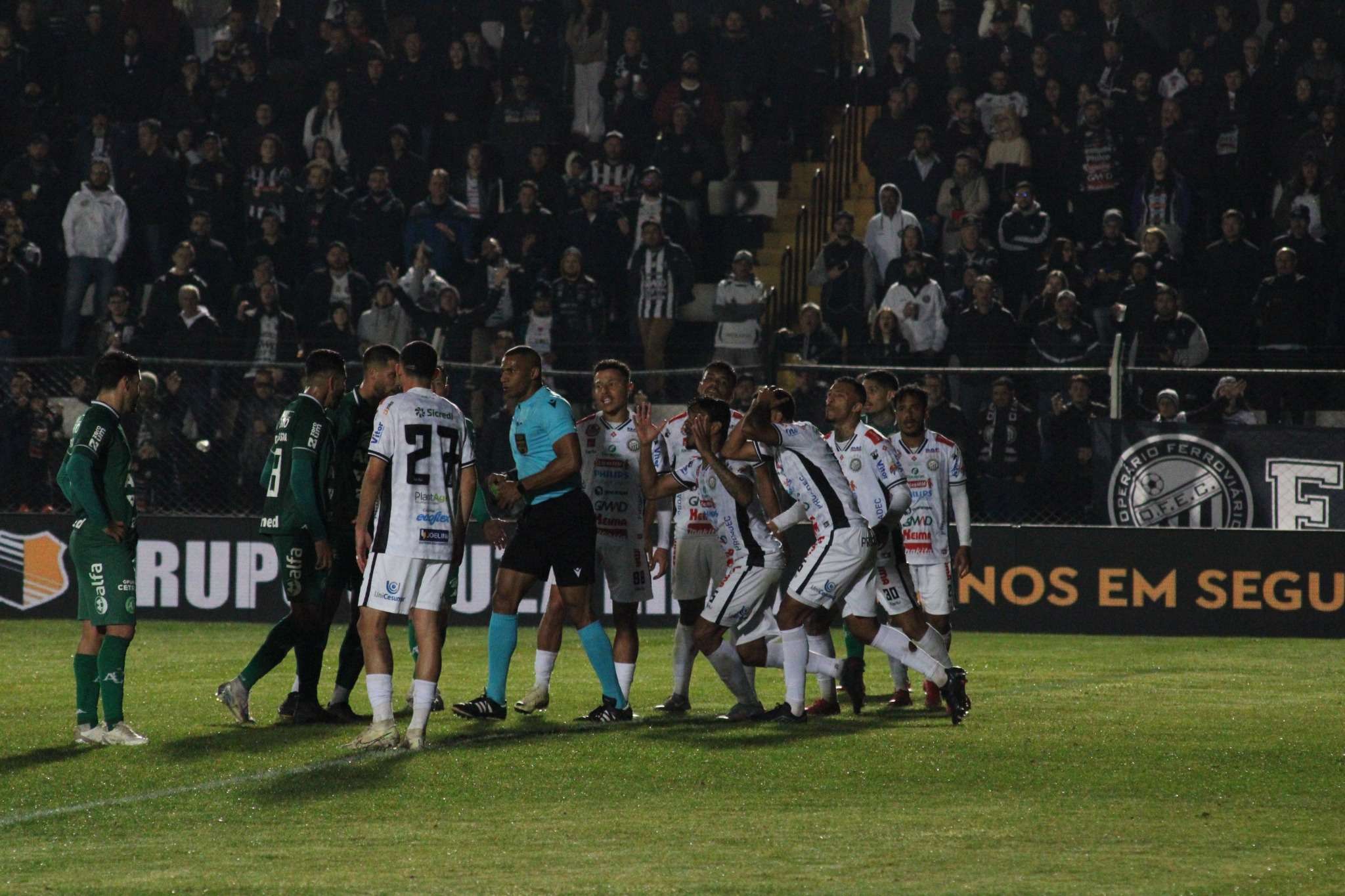 Em jogo polêmico, Operário sofre virada da Chapecoense