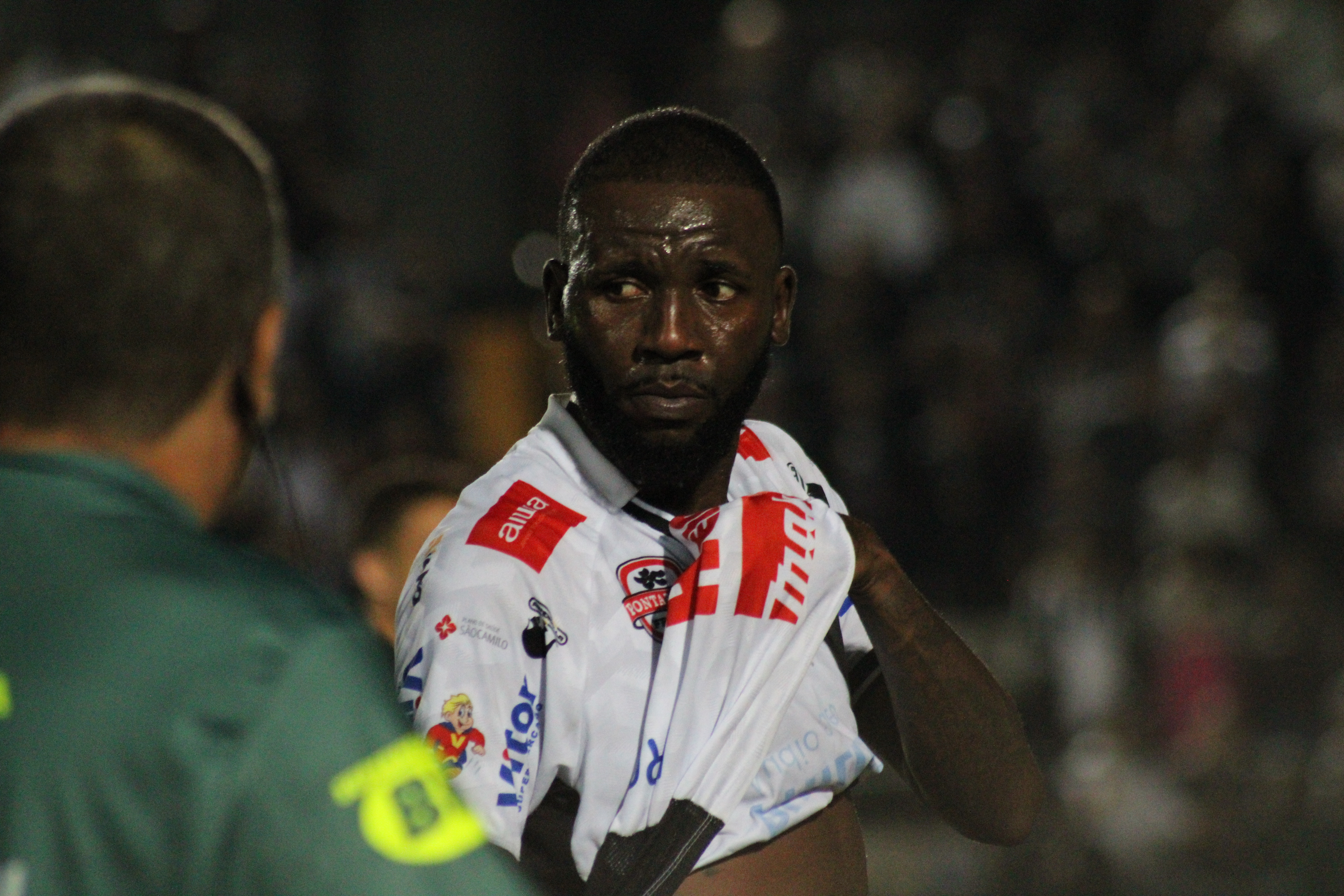 Em partida marcada por acusação de racismo, Operário derrota América Mineiro